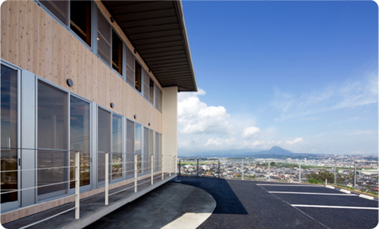 サロン・リラから高崎山を望む